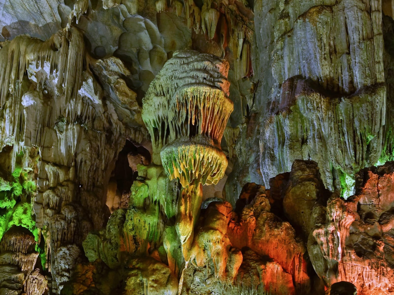 Hang Đầu Gỗ là hang động đá vôi tại Quảng Ninh